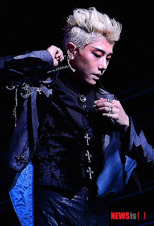 【서울=뉴시스】조종원 기자 = 25일 오후 서울 서초구 예술의전당 오페라극장에서 열린 뮤지컬 '엘리자벳' 프레스콜에서 가수 박효신이 열연을 펼치던 중 마이크에 걸린 장신구를 빼고 있다.&nbsp; 뮤지컬 '엘리자벳'은 오스트리아를 대표하는 가장 아름다운 황후 엘리자벳의 일생을 그린 뮤지컬로 드라마틱한 그녀의 일대기에 판타지적인 요소인 죽음(Tod)이라는 캐릭터를 추가한 작품이다. 2013.07.25.&nbsp; choswat@newsis.com