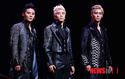 【서울=뉴시스】조종원 기자 = 25일 오후 서울 서초구 예술의전당 오페라극장에서 열린 뮤지컬 '엘리자벳' 프레스콜에서 그룹 JYJ 가수 김준수(왼쪽부터), 박효신, 배우 전동석이 포토타임을 갖고 있다.&nbsp; 뮤지컬 '엘리자벳'은 오스트리아를 대표하는 가장 아름다운 황후 엘리자벳의 일생을 그린 뮤지컬로 드라마틱한 그녀의 일대기에 판타지적인 요소인 죽음(Tod)이라는 캐릭터를 추가한 작품이다. 2013.07.25.&nbsp; choswat@newsis.com