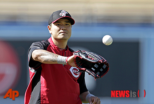 【로스앤젤레스=AP/뉴시스】추신수(31·신시내티 레즈)가 28일(한국시간) 캘리포니아주 로스앤젤레스 다저스타디움에서 열린 2013 미국프로야구(MLB) LA 다저스와의 경기가 열리기 전 캐치볼을 하며 몸을 풀고 있다.