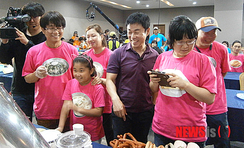 【영월=뉴시스】홍춘봉 기자 = 강원 영월군 동강시스타에서 종편 채널A의 인기 프로그램인 이영돈 PD의 먹거리X파일이 27, 28일 ‘착한먹거리캠프’를 진행하고 있다.2013.07.28.(사진=동강시스타 제공)&nbsp;&nbsp; photo@newsis.com&nbsp; 