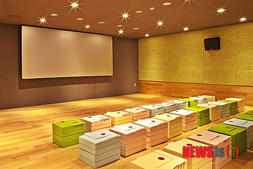 【서울=뉴시스】박영주 기자 = 멀티플렉스 영화관 메가박스가 어린이와 가족을 위한 복합문화공간 ‘메가 키즈박스’를 수원시 영통점에 오픈했다. 영화관과 도서관, 카페로 구성됐다.&nbsp; 영화관은 소파나 바닥에 편하게 앉아 영화를 볼 수 있도록 기획됐다. ‘키즈 a관’, ‘키즈 b관’ 등 2개관으로 날마다 전체관람가의 애니메이션과 가족 영화가 상영된다. 선착순 자율 좌석제로 운영되며 어린이 전용 소파가 있어 베이비시트도 필요 없다. 일반 상영관과 동일한 가격으로 이용할 수 있으며, 사전에 신청할 경우 생일 파티도 열 수 있다.&nbsp; 도서관은 무료로 운영된다. 신발을 벗고 들어가 뒹굴며 책을 볼 수 있는 ‘온돌마루방’과 온 세대가 함께 참여할 수 있는 다양한 책 프로그램이 운영되는 ‘꿈틀교실’을 갖췄다.&nbsp; 카페에서는 유기농 우유로 만든 아이스크림, 유기농 커피 등 엄마와 아이가 안심하고 먹을 수 있는 건강한 재료의 먹거리를 판매한다. 입맛에 맞는 시리얼을 선택해 만들어 먹을 수 있는 시리얼 스테이션도 마련됐다.&nbsp; 오전 10시부터 밤 10시까지 운영되며 유모차 전용 주차장, 물품 보관함, 어린이 전용화장실 등도 설치했다. cafe.naver.com/megakids, www.megabox.co.kr 070-7016-3728&nbsp; gogogirl@newsis.com 