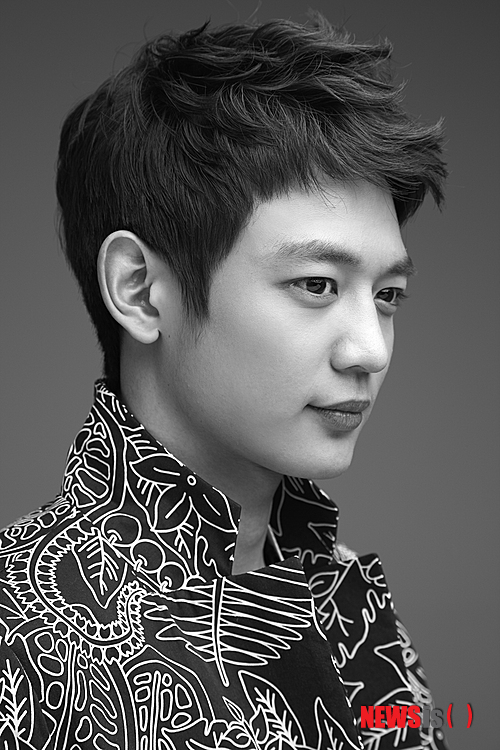 【서울=뉴시스】유상우 기자 = 그룹 ‘샤이니’의 민호(22)가 의사 가운을 입는다.&nbsp; 10월 방송될 MBC TV 수목드라마 ‘메디컬 탑팀’(극본 윤경아·연출 김도훈)에서 흉부외과 전공의 3년차 ‘김성우’를 책임진다.&nbsp; 김성우는 탑팀의 막내로 매너가 좋고 눈치가 빨라 모두에게 평판이 좋다. 동료 ‘아진’(오연서)을 지켜주는 수호천사로 등장한다.&nbsp; 제작진은 “민호는 레지던트들의 사랑과 좌충우돌 성장 스토리를 통해 극을 환하게 밝혀줄 기둥 역할을 하게 된다”며 “무대 위에서 보여준 카리스마 넘치는 모습과는 다른 새로운 매력을 선사한다”고 소개했다.&nbsp; ‘메디컬 탑팀’은 각 분야 최고의 의사들이 모인 협진 드림팀 탄생 과정을 통해 의료계의 현실과 병원 내 권력 다툼을 적나라하게 다룬다.&nbsp; ‘박태신’ 권상우, ‘서주영’ 정려원, ‘한승태’ 주지훈 등이 극을 이끈다. ‘투윅스’의 후속으로 편성됐다.&nbsp; swryu@newsis.com