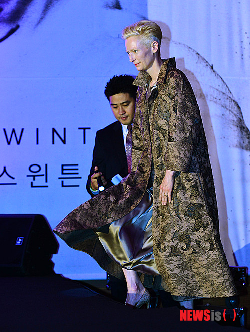 【서울=뉴시스】박문호 기자 = 할리우드 최고의 여배우 틸다 스윈튼이 29일 오전 서울 영등포구 여의도 콘래드서울호텔에서 열린 영화 ‘설국열차(감독 봉준호)’ 기자회견에 입장하고 있다. 2013.07.29.&nbsp;&nbsp; go2@newsis.com 