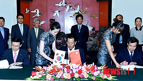 【서울=뉴시스】SK이노베이션은 지난 4월 베이징자동차그룹, 베이징전공과 손잡고 중국 전기차 배터리 시장 공략을 위한 투자의향서를 체결한 데 이어 이달 초 합작법인(JV)설립 계약을 맺었다.(사진=SK이노베이션 제공) photo@newsis.com