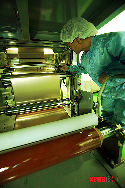 【서울=뉴시스】 SK이노베이션은 연성동박적층판(FCCL) 생산능력 향상에도 속도를 높이고 있다. FCCL은 스마트폰 등 IT기기에 들어가는 회로기판의 핵심 부품이다. (사진=SK이노베이션 제공) photo@newsis.com