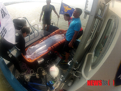 【서울=뉴시스】지난 26일 서울 마포대교에서 투신한 성재기 남성연대 대표의 시신이 29일 오후 4시 10분께 서강대교 남단 상류에서 발견된 가운데 수난구조대가 시신을 구조하고 있다.&nbsp; 마포경찰서 감식반은 시신이 성재기 대표라는 것을 최종으로 확인했다고 밝혔다. 2013.07.29. (사진=119특수구조단 영등포수난구조대 제공)&nbsp; photo@newsis.com