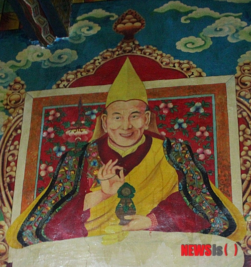 【서울=뉴시스】하도겸 박사의 ‘히말라야 이야기’ <21>&nbsp; 지난 20일 티베트인이 밀집해서 거주하는 지역 가운데 하나인 쓰촨성 아바(阿壩)티베트족·장(羌)족자치주에서 쿤촉 소남(18)이 분신했다. 분신자살시도가 본격화된 2009년 이후 120명이나 자살을 택한 순교자들에 대해 심심한 애도를 표하고 싶다. 같은 아바 자치주에 거주하는 티베트인 가수 잠펠(堅佩)은 분신자들을 추모하기 위한 노래 ‘애국열사’(Patriotic Martyrs)의 동영상을 용기 있게 유튜브에 올려, 티베트인들의 심금을 울렸다. 노래 가사는 “눈물에 젖은 (티베트) 대지 위에 (분신의) 불길로 붉게 물든 하늘에서, 초원에 사는 용사들의 영혼이 보인다. (중국) 소수민족(인 티베트)의 운명이 보인다.&nbsp; 투덩앙즈(1998년 4월 27일 인도 뉴델리에서 분신한 최초의 인물)의 용기에 감동과 감사의 마음이 솟구친다. 해마다 달마다 희망을 만들어낸 설원 위에 화염에 휩싸인 (분신한) 애국자가 주먹을 내지르는 고원에 비참한 티베트인의 생활이 보인다. 봉기한 군중의 함성이 들린다”이다. 결국 중국 지배하의 비참한 티베트인의 생활상을 얘기하고 분신을 애국으로 묘사하고 이를 계기로 민중봉기를 일으키자는 내용으로 이해해도 될 듯하다. 전 세계인이 모두 보는 유튜브에 대담하게 올려놓은 것 자체가 분신에 필적하는 용기가 필요한 것이기에 커다란 화제가 되고 있다.&nbsp; 같은 날 쓰촨성 간쯔(甘孜) 티베트족 자치주의 간쯔현의 사찰 부근에서는 중국 한족들의 티베트 자치주에서의 철수, 달라이 라마의 귀환, 티베트 독립을 요구하는 전단이 뿌려졌다. 분신자들의 요구사항과 100% 일치하는 내용이다. 그러나 달라이라마의 귀환은 제14대 달라이라마 혼자의 귀환이 아닌 그의 가족, 친인척, 나아가 각 종파의 환생자인 툴쿠들과 린포체 그리고 노예제 논쟁까지 벌어졌던 지독한 당시의 일부 세습 귀족들을 포함한 구 종교·정치세력 모두의 귀환을 의미한다. 이들이 가지고 있던 기존의 토지소유권을 비롯한 각종 권리의 환원도 이뤄질 수 있다. 그렇다면 훌륭한 수행자인 달라이라마가 건강한 서구식의 민주주의 사회를 아무리 희망한다고 해도 그것은 희망일 뿐이다.&nbsp; 실제로는 옛 티베트의 신정정치와 같은 구태로의 복귀가 이뤄질 가능성도 있다. 달라이라마 망명 50년도 지난 후의 귀환으로 생길 수 있는 수많은 정치적, 종교적, 사회적인 문제들을 고려해 볼 때 현재 이집트 등에서 일어난 재스민 혁명과 쿠데타, 반 쿠데타 등의 역사의 흐름에서 티베트만 예외일 수 없을 것이다. 특히, 훌륭한 수행자인 현 달라이라마가 생존하는 동안은 그나마 별 탈 없을 수 있다. 하지만 역사적으로 기존의 달라이라마들이 독살된 것과 중국이 임명한 판첸라마의 예에서 보듯이 그의 입적 후에 구 귀족세력의 득세 여부와 중국의 간섭 정도 등에 따라 누가 그를 이어 섭정을 할 것인지, 그리고 티베트 망명정부 등의 정치세력과 닝마, 카규, 샤카 등의 티베트 불교 4대 종파의 권력 분배 비율에 따라 티베트의 미래는 광복을 맞은 우리나라의 1945년보다 더 암울할 수 있다.&nbsp; 샹그릴라(香格里拉)는 중국 윈난성 디칭(迪慶)티베트족자치주에 있는 관광지로 규모로는 티베트불교의 3대 사찰 중의 하나인 ‘간덴 숨첼링 곰파’(중국명 송찬림사 松贊林寺, 일명 귀화사 归化寺)가 있는 곳으로 알려졌다. 샹그릴라의 본래 명칭은 중뎬(中甸)으로 해발 3,280m 지점에 위치한다. ‘디칭’은 티베트어로 ‘운이 좋은 장소’라는 의미다. 간덴 숨첼링 곰파는 포탈라궁의 배치를 모방해 산 위에 층층이 세워져 있어 ‘작은 포탈라궁’으로 불린다.&nbsp; 이곳의 전각들은 금으로 도금돼 눈부시나 규모에선 사실 라싸의 포탈라궁과 비교도 안 될 정도로 작다. 1679년 제5대 달라이라마와 청나라 강희제가 함께 짓기 시작해 1681년 완성한 이곳에는 높이 18m나 되는 달라이라마가 속한 겔룩파의 시조 총카파의 불상이 모셔져 있는 것이 특색이기도 하다. 입구에서 가파른 108계단을 오르면 중앙의 대웅전 격인 대경당(大經堂)은 108개 기둥으로 지워진 5층 건물이 나타난다. 이곳의 1층 대전에는 1600여 명의 라마승이 들어설 수 있을 정도로 그 규모가 크다.&nbsp; 얼마 전 이곳을 찾았을 때 가이드는 티베트 독립의 상징이자 아이콘이라고 할 수 있는 달라이라마는 절대 앞에서 말해서도 안 되며 티베트 승려들은 눈물을 머금고 달라이라마 사진을 중국 정부 공안의 눈을 피해 사찰의 가장 은밀한 곳에 깊숙이 몰래 숨기고 있다고 말했다. 그러나 중국인 관광지로 급성장한 이곳 간덴 숨첼링 곰파의 벽에 그려진 제14대 달라이라마의 그림과 사진은 그들의 말과 모순된다.&nbsp; 1996년 공식적으로 금지된 이후 처음으로 지난 6월 말 티베트 불교 사원에서 14대 달라이라마 사진을 공개적으로 걸 수 있고 종교적 숭배도 허용됐다. 2012년부터 60세 이상 티베트 승려들에게 매달 120위안을 연금으로 지급하고, 일상적 종교 활동은 대부분 허용된 것에 대한 후속조치인 것으로 보인다. 이에 대해 많은 티베트 전문가는 계속되는 분신과 국제적인 비난에 직면해 중국정부가 유화적인 행동을 취한 것으로 받아들이며 앞으로 티베트에도 새로운 바람을 불 것이라고 장밋빛 기대를 하기도 한다. 결론은 헛된 꿈일 뿐이다. 중국에 있어서 티베트의 존재가치를 전혀 몰라서 하는 말이다.&nbsp; 우리나라의 3·1운동 직후 일제가 무단통치에서 문화정치로 이행한 것과 마찬가지로 중국은 식민지시대의 일제를 벤치마킹하고 있다. 앞으로 중국정부는 치안유지면에서 분신이 더는 일어나지 않도록 예의주시하면서 그전의 티베트 통치에서 드러난 한계, 예를 들면 정보기능을 더욱 확대하고 티베트인이 하나의 목소리로 단결해 민족적 폭발력을 보이지 못하도록 분열하는 고도의 민족분열통치를 발휘할 것이다. 지난 6월 20일 티베트 내 유선·휴대전화 및 인터넷 사용자 전원의 실명 등록을 완료하고, 7월 11일 실전에 능한 티베트지역 등을 담당하는 청두(成都) 군구 부사령관에 산하 티베트 군구의 양진산(楊金山) 사령원을 승진시킨 것도 그러한 포석이다. 티베트인의 계속되는 분신이 오히려 역으로 중국정부의 옛 티베트지역 통치를 도와주고 있는 셈이다.&nbsp; 티베트 망명정부는 더는 분신을 언급하며 이를 이유로 중국정부를 비난해서는 안 된다. 그러한 행동은 이유 여하를 막론하고 결론적으로 분신을 순교화시키는 것이다. 그로 인해 고통받는 티베트인들로 하여금 또 다른 분신을 준비시키는 결과를 낳을 뿐이다. 그러면 그럴수록 티베트의 독립이나 완전한 자치는 멀어져 갈 뿐이다. 이번 주말 중국의 휴양지 베이다이허(北戴河)에 후진타오 국가주석을 비롯한 중국 지도부가 총집결해 여름회의를 연다. 물론 여기서도 중국의 핵심이익인 티베트 문제에 대한 좀 더 공고한 통치방법이 제시되고 논의될 것이다. 이제 달라이라마와 티베트 망명정부는 안타깝지만, 구태를 벗어나 달라이라마의 생전 귀환과 자치를 위한 다른 방도를 구해야 할 것이다. 무엇보다도 오히려 중국에 도움이 돼버린 안타까운 분신자살이 더는 일어나지 않도록 결사적으로 막아야 한다. 그래야만 언젠가 역사적으로 다시 중국이 분열돼 티베트의 독립과 자치가 이뤄졌을 때 120여 명의 분신 자살자 한 명 한 명을 진정한 순교자로 만들어 줄 것이다.&nbsp; 국립민속박물관 학예연구사 dogyeom.ha@gmail.com 