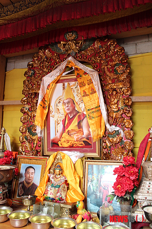 【서울=뉴시스】하도겸 박사의 ‘히말라야 이야기’ <21>&nbsp; 지난 20일 티베트인이 밀집해서 거주하는 지역 가운데 하나인 쓰촨성 아바(阿壩)티베트족·장(羌)족자치주에서 쿤촉 소남(18)이 분신했다. 분신자살시도가 본격화된 2009년 이후 120명이나 자살을 택한 순교자들에 대해 심심한 애도를 표하고 싶다. 같은 아바 자치주에 거주하는 티베트인 가수 잠펠(堅佩)은 분신자들을 추모하기 위한 노래 ‘애국열사’(Patriotic Martyrs)의 동영상을 용기 있게 유튜브에 올려, 티베트인들의 심금을 울렸다. 노래 가사는 “눈물에 젖은 (티베트) 대지 위에 (분신의) 불길로 붉게 물든 하늘에서, 초원에 사는 용사들의 영혼이 보인다. (중국) 소수민족(인 티베트)의 운명이 보인다.&nbsp; 투덩앙즈(1998년 4월 27일 인도 뉴델리에서 분신한 최초의 인물)의 용기에 감동과 감사의 마음이 솟구친다. 해마다 달마다 희망을 만들어낸 설원 위에 화염에 휩싸인 (분신한) 애국자가 주먹을 내지르는 고원에 비참한 티베트인의 생활이 보인다. 봉기한 군중의 함성이 들린다”이다. 결국 중국 지배하의 비참한 티베트인의 생활상을 얘기하고 분신을 애국으로 묘사하고 이를 계기로 민중봉기를 일으키자는 내용으로 이해해도 될 듯하다. 전 세계인이 모두 보는 유튜브에 대담하게 올려놓은 것 자체가 분신에 필적하는 용기가 필요한 것이기에 커다란 화제가 되고 있다.&nbsp; 같은 날 쓰촨성 간쯔(甘孜) 티베트족 자치주의 간쯔현의 사찰 부근에서는 중국 한족들의 티베트 자치주에서의 철수, 달라이 라마의 귀환, 티베트 독립을 요구하는 전단이 뿌려졌다. 분신자들의 요구사항과 100% 일치하는 내용이다. 그러나 달라이라마의 귀환은 제14대 달라이라마 혼자의 귀환이 아닌 그의 가족, 친인척, 나아가 각 종파의 환생자인 툴쿠들과 린포체 그리고 노예제 논쟁까지 벌어졌던 지독한 당시의 일부 세습 귀족들을 포함한 구 종교·정치세력 모두의 귀환을 의미한다. 이들이 가지고 있던 기존의 토지소유권을 비롯한 각종 권리의 환원도 이뤄질 수 있다. 그렇다면 훌륭한 수행자인 달라이라마가 건강한 서구식의 민주주의 사회를 아무리 희망한다고 해도 그것은 희망일 뿐이다.&nbsp; 실제로는 옛 티베트의 신정정치와 같은 구태로의 복귀가 이뤄질 가능성도 있다. 달라이라마 망명 50년도 지난 후의 귀환으로 생길 수 있는 수많은 정치적, 종교적, 사회적인 문제들을 고려해 볼 때 현재 이집트 등에서 일어난 재스민 혁명과 쿠데타, 반 쿠데타 등의 역사의 흐름에서 티베트만 예외일 수 없을 것이다. 특히, 훌륭한 수행자인 현 달라이라마가 생존하는 동안은 그나마 별 탈 없을 수 있다. 하지만 역사적으로 기존의 달라이라마들이 독살된 것과 중국이 임명한 판첸라마의 예에서 보듯이 그의 입적 후에 구 귀족세력의 득세 여부와 중국의 간섭 정도 등에 따라 누가 그를 이어 섭정을 할 것인지, 그리고 티베트 망명정부 등의 정치세력과 닝마, 카규, 샤카 등의 티베트 불교 4대 종파의 권력 분배 비율에 따라 티베트의 미래는 광복을 맞은 우리나라의 1945년보다 더 암울할 수 있다.&nbsp; 샹그릴라(香格里拉)는 중국 윈난성 디칭(迪慶)티베트족자치주에 있는 관광지로 규모로는 티베트불교의 3대 사찰 중의 하나인 ‘간덴 숨첼링 곰파’(중국명 송찬림사 松贊林寺, 일명 귀화사 归化寺)가 있는 곳으로 알려졌다. 샹그릴라의 본래 명칭은 중뎬(中甸)으로 해발 3,280m 지점에 위치한다. ‘디칭’은 티베트어로 ‘운이 좋은 장소’라는 의미다. 간덴 숨첼링 곰파는 포탈라궁의 배치를 모방해 산 위에 층층이 세워져 있어 ‘작은 포탈라궁’으로 불린다.&nbsp; 이곳의 전각들은 금으로 도금돼 눈부시나 규모에선 사실 라싸의 포탈라궁과 비교도 안 될 정도로 작다. 1679년 제5대 달라이라마와 청나라 강희제가 함께 짓기 시작해 1681년 완성한 이곳에는 높이 18m나 되는 달라이라마가 속한 겔룩파의 시조 총카파의 불상이 모셔져 있는 것이 특색이기도 하다. 입구에서 가파른 108계단을 오르면 중앙의 대웅전 격인 대경당(大經堂)은 108개 기둥으로 지워진 5층 건물이 나타난다. 이곳의 1층 대전에는 1600여 명의 라마승이 들어설 수 있을 정도로 그 규모가 크다.&nbsp; 얼마 전 이곳을 찾았을 때 가이드는 티베트 독립의 상징이자 아이콘이라고 할 수 있는 달라이라마는 절대 앞에서 말해서도 안 되며 티베트 승려들은 눈물을 머금고 달라이라마 사진을 중국 정부 공안의 눈을 피해 사찰의 가장 은밀한 곳에 깊숙이 몰래 숨기고 있다고 말했다. 그러나 중국인 관광지로 급성장한 이곳 간덴 숨첼링 곰파의 벽에 그려진 제14대 달라이라마의 그림과 사진은 그들의 말과 모순된다.&nbsp; 1996년 공식적으로 금지된 이후 처음으로 지난 6월 말 티베트 불교 사원에서 14대 달라이라마 사진을 공개적으로 걸 수 있고 종교적 숭배도 허용됐다. 2012년부터 60세 이상 티베트 승려들에게 매달 120위안을 연금으로 지급하고, 일상적 종교 활동은 대부분 허용된 것에 대한 후속조치인 것으로 보인다. 이에 대해 많은 티베트 전문가는 계속되는 분신과 국제적인 비난에 직면해 중국정부가 유화적인 행동을 취한 것으로 받아들이며 앞으로 티베트에도 새로운 바람을 불 것이라고 장밋빛 기대를 하기도 한다. 결론은 헛된 꿈일 뿐이다. 중국에 있어서 티베트의 존재가치를 전혀 몰라서 하는 말이다.&nbsp; 우리나라의 3·1운동 직후 일제가 무단통치에서 문화정치로 이행한 것과 마찬가지로 중국은 식민지시대의 일제를 벤치마킹하고 있다. 앞으로 중국정부는 치안유지면에서 분신이 더는 일어나지 않도록 예의주시하면서 그전의 티베트 통치에서 드러난 한계, 예를 들면 정보기능을 더욱 확대하고 티베트인이 하나의 목소리로 단결해 민족적 폭발력을 보이지 못하도록 분열하는 고도의 민족분열통치를 발휘할 것이다. 지난 6월 20일 티베트 내 유선·휴대전화 및 인터넷 사용자 전원의 실명 등록을 완료하고, 7월 11일 실전에 능한 티베트지역 등을 담당하는 청두(成都) 군구 부사령관에 산하 티베트 군구의 양진산(楊金山) 사령원을 승진시킨 것도 그러한 포석이다. 티베트인의 계속되는 분신이 오히려 역으로 중국정부의 옛 티베트지역 통치를 도와주고 있는 셈이다.&nbsp; 티베트 망명정부는 더는 분신을 언급하며 이를 이유로 중국정부를 비난해서는 안 된다. 그러한 행동은 이유 여하를 막론하고 결론적으로 분신을 순교화시키는 것이다. 그로 인해 고통받는 티베트인들로 하여금 또 다른 분신을 준비시키는 결과를 낳을 뿐이다. 그러면 그럴수록 티베트의 독립이나 완전한 자치는 멀어져 갈 뿐이다. 이번 주말 중국의 휴양지 베이다이허(北戴河)에 후진타오 국가주석을 비롯한 중국 지도부가 총집결해 여름회의를 연다. 물론 여기서도 중국의 핵심이익인 티베트 문제에 대한 좀 더 공고한 통치방법이 제시되고 논의될 것이다. 이제 달라이라마와 티베트 망명정부는 안타깝지만, 구태를 벗어나 달라이라마의 생전 귀환과 자치를 위한 다른 방도를 구해야 할 것이다. 무엇보다도 오히려 중국에 도움이 돼버린 안타까운 분신자살이 더는 일어나지 않도록 결사적으로 막아야 한다. 그래야만 언젠가 역사적으로 다시 중국이 분열돼 티베트의 독립과 자치가 이뤄졌을 때 120여 명의 분신 자살자 한 명 한 명을 진정한 순교자로 만들어 줄 것이다.&nbsp; 국립민속박물관 학예연구사 dogyeom.ha@gmail.com 