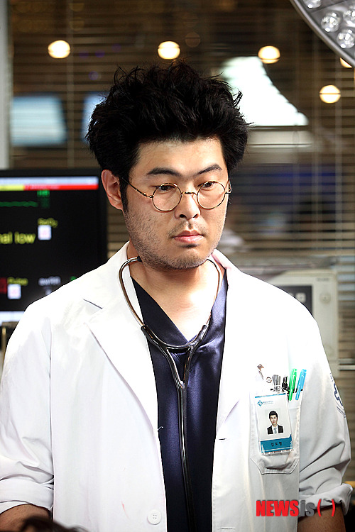 【서울=뉴시스】유상우 기자 = 탤런트 김기방(32)이 MBC TV 새 수목드라마 ‘메디컬 탑팀’(극본 윤경아·연출 김도훈)에 캐스팅됐다.&nbsp; 각종 무술 유단자에 오프로드 바이크를 즐기는 외과 펠로 ‘정훈민’ 역으로 나온다. 도리에 어긋나는 짓을 하는 후배들은 무조건 지하실로 데리고 내려가 교육하는 완벽주의를 표방한다.&nbsp; ‘메디컬 탑팀’은 각 분야에서 최고의 실력을 자랑하는 의사들이 팀을 이뤄 환자를 치료하는 과정과 병원 내 권력 다툼을 그린다. 권상우, 정려원, 주지훈, 오연서 등이 출연한다.&nbsp; ‘투윅스’ 후속으로 10월 방송된다.&nbsp; swryu@newsis.com&nbsp; 