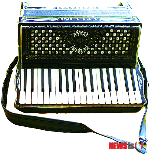 【서울=뉴시스】이재훈 기자 = 가요 작곡가 박시춘(1913~1996) 탄생 100주년을 맞아 특별전이 열린다.&nbsp; 대중음악평론가 박성서(57)씨에 따르면, 재단법인 노래의섬(이사장 이계영)은 8월3일부터 12월31일까지 강원 춘천 남이섬 노래박물관에서 '박시춘 탄생 1백주년 기념 노래박물관 특별전'을 마련한다.&nbsp; 박시춘이 남긴 노래와 악상은 근대 한국 대중가요의 초석이자 근간을 이루고 있다. 일제강점기에 민족의 애환을 달래준 '애수의 소야곡'을 비롯해 1940년대 광복의 기쁨을 노래한 '신라의 달밤' '러키 서울', 남북 분단의 아픔을 그린 '가거라 삼팔선', 1950년대 6·25 동란 당시 발표된 '전우야 잘 자라' '전선야곡', 피란민들에게 삶에 대한 용기와 희망을 북돋워준 '굳세어라 금순아' '이별의 부산정거장' '봄날은 간다'….&nbsp; 일제시대부터 전쟁이 휩쓸고 간 잿더미 위에서 그 상흔을 복구하려는 1950~60년대 궁핍한 삶의 현장에 이르기까지 격동기를 관통, 시대를 함께 했다.&nbsp; 이번 전시에는 이 노래들과 관련한 자료 뿐만 아니라 박시춘의 유품과 악기, 관련 포스터와 광고용 전단, '박시춘과 함께 한 한국대중음악사의 빛나는 얼굴들 100인' 등이 나온다.&nbsp; 개막일에 열리는 첫 번째 토크 콘서트 '애수의 소야곡-일제강점기에서 8·15 광복까지'에는 원로가수 금사향, 재즈가수 나나, 박시춘의 손자 박창조 등이 출연한다.&nbsp; 박시춘 100주년 탄신일 당일인 10월28일에는 박성서씨가 쓴 '박시춘 평전' 출판기념회와 '봄날은 간다' 노래비 제막식, 축하공연이 함께 펼쳐질 예정이다. 금사향, 손인호를 비롯해 김도향, 전영록, 8인밴드 '무드살롱' 등이 출연한다.&nbsp; realpaper7@newsis.com 