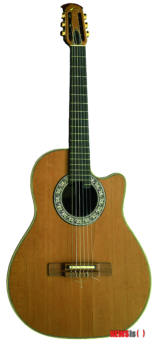 【서울=뉴시스】이재훈 기자 = 가요 작곡가 박시춘(1913~1996) 탄생 100주년을 맞아 특별전이 열린다.&nbsp; 대중음악평론가 박성서(57)씨에 따르면, 재단법인 노래의섬(이사장 이계영)은 8월3일부터 12월31일까지 강원 춘천 남이섬 노래박물관에서 '박시춘 탄생 1백주년 기념 노래박물관 특별전'을 마련한다.&nbsp; 박시춘이 남긴 노래와 악상은 근대 한국 대중가요의 초석이자 근간을 이루고 있다. 일제강점기에 민족의 애환을 달래준 '애수의 소야곡'을 비롯해 1940년대 광복의 기쁨을 노래한 '신라의 달밤' '러키 서울', 남북 분단의 아픔을 그린 '가거라 삼팔선', 1950년대 6·25 동란 당시 발표된 '전우야 잘 자라' '전선야곡', 피란민들에게 삶에 대한 용기와 희망을 북돋워준 '굳세어라 금순아' '이별의 부산정거장' '봄날은 간다'….&nbsp; 일제시대부터 전쟁이 휩쓸고 간 잿더미 위에서 그 상흔을 복구하려는 1950~60년대 궁핍한 삶의 현장에 이르기까지 격동기를 관통, 시대를 함께 했다.&nbsp; 이번 전시에는 이 노래들과 관련한 자료 뿐만 아니라 박시춘의 유품과 악기, 관련 포스터와 광고용 전단, '박시춘과 함께 한 한국대중음악사의 빛나는 얼굴들 100인' 등이 나온다.&nbsp; 개막일에 열리는 첫 번째 토크 콘서트 '애수의 소야곡-일제강점기에서 8·15 광복까지'에는 원로가수 금사향, 재즈가수 나나, 박시춘의 손자 박창조 등이 출연한다.&nbsp; 박시춘 100주년 탄신일 당일인 10월28일에는 박성서씨가 쓴 '박시춘 평전' 출판기념회와 '봄날은 간다' 노래비 제막식, 축하공연이 함께 펼쳐질 예정이다. 금사향, 손인호를 비롯해 김도향, 전영록, 8인밴드 '무드살롱' 등이 출연한다.&nbsp; realpaper7@newsis.com 