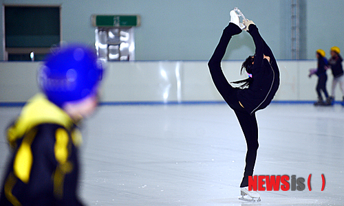 【광주=뉴시스】류형근 기자 = 광주와 전남지역에 30도를 웃도는 무더위가 기승을 부리고 있는 가운데 30일 오후 광주 서구 광주도시공사 실내빙상장을 찾은 한 피겨 꿈나무가 멋진 모습을 연출하고 있다. 2013.07.30. hgryu77@newsis.com
