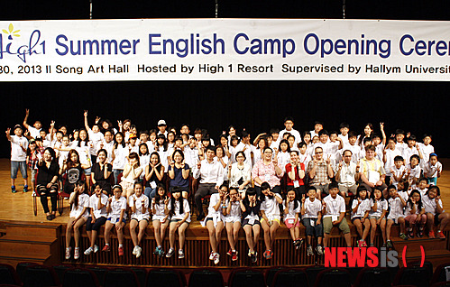 【정선=뉴시스】홍춘봉 기자 = 강원 정선군 하이원리조트는 30일 오후 한림대학교 평생교육원에서 폐광지역 4개시군 초등학생 80명을 대상으로 ‘제4회 하이원 영어캠프’ 입소식을 갖고 있다.2013.07.30.(사진=하이원리조트 제공)&nbsp; photo@newsis.com 