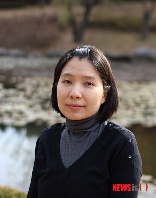 【포항=뉴시스】강진구 기자 = 포스텍(포항공과대·총장 김용민)은 화학과 박문정(사진) 교수, 박사과정 김온누리 씨 팀이 나노구조를 가진 술폰화된 블록공중합체(Block copolymers)에 이온성 액체를 넣어 1V 이하의 전압에서도 빠르게 반응하는 전기 감응성 고분자 액츄에이터(electroactive polymer actuator)를 개발했다고 30일 밝혔다. 2013.07.30. (사진=포스텍 제공)&nbsp; photo@newsis.com