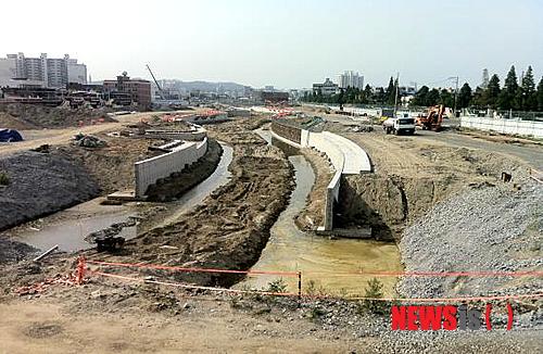 【포항=뉴시스】강진구 기자 = 경북 포항시는 포항의 대표적인 환경프로젝트인 포항운하건설사업이 올 하반기 준공을 목표로 한창 공사가 진행 중이라고 31일 밝혔다.사진은 포항운하 공사전경.2013.07.31. (사진=포항시 제공) photo@newsis.com