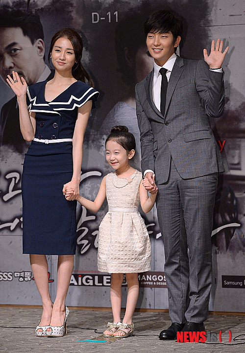 【서울=뉴시스】김인철 기자 = 배우 이준기, 박하선, 이채미가 31일 오후 서울 강남구 컨벤션헤리츠에서 열린 MBC 수목 미니시리즈 '투윅스' 제작발표회에서 포즈를 취하고 있다. 2013.07.31. yatoya@newsis.com