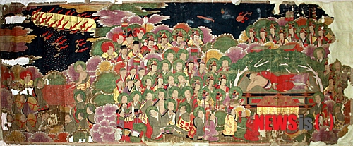 【군산=뉴시스】고석중 기자 = 31일 전북 군산 동국사대웅전에서 16~17 세기로 추정되는 가로형 조선불화 '쌍림열반도(雙林涅槃相)' 1점이 공개됐다. 쌍림열반상도는 가로 225㎝ 세로 93㎝ 크기의 마(麻) 소재 바탕에 그린 진채(眞彩) 불화로 위쪽에 막대를 끼울 수 있는 고리가 달려 있다. 2013, 07. 31 k9900@newsis.com