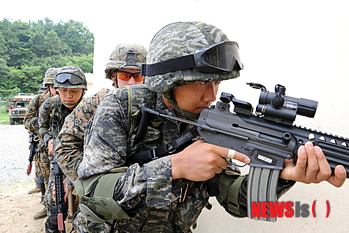 【포항=뉴시스】강진구 기자 = 31일 오후 해병대 제1사단 수색대 특수수색중대의 대원들과 美 태평양함대 대테러 경계 팀이 근접건물지역 전투사격 시범을 보이고 있다.2013.08.01. (사진=해병대1사단 제공)&nbsp; photo@newsis.com 