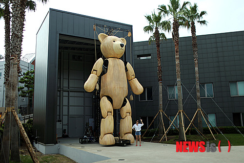 【제주=뉴시스】강정만 기자 = 제주 서귀포시 중문관광단지내에 있는 테디베어 박물관은 그동안 제작해온 높이 9m의 초대형 테디베어 '슬로우(SLOW·사진)'를 1일 공개했다. 슬로우는 머리와 팔, 다리는 컴퓨터 제어장치로 움직이고 3륜 전기충전식 크레인 차량으로 이동할 수 있도록 제작됐다. 2013.08.01 (사진= 제주 테디 베어 박물관 제공). photo@newsis.com