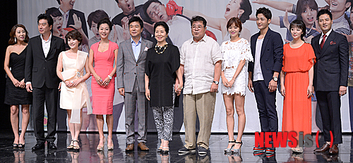 【서울=뉴시스】김인철 기자 = 1일 오후 서울 중구 호암아트홀에서 열린 JTBC 일일드라마 '더 이상은 못 참아' 제작발표회에서 출연진들이 포즈를 취하고 있다. 왼쪽부터 배우 민지영, 김형일, 오영실, 방은희, 선우재덕, 선우용녀, 백일섭, 이영은, 김진우, 안연홍, 김성민. 2013.08.01.&nbsp; yatoya@newsis.com