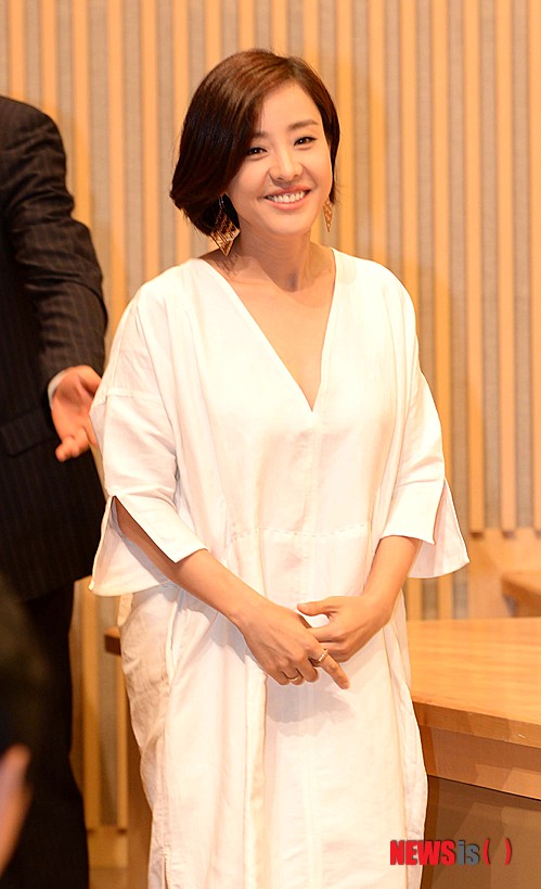 【서울=뉴시스】고범준 기자 = 배우 박은혜가 1일 오후 서울 양천구 SBS목동 사옥에서 열린 SBS TV 드라마 '두 여자의 방(연출 이명우)' 제작발표회에 참석하고 있다. 2013.08.01.&nbsp; bjko@newsis.com 