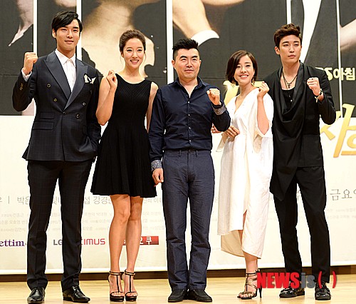 【서울=뉴시스】고범준 기자 = 1일 오후 서울 양천구 SBS목동 사옥에서 열린 SBS TV 드라마 '두 여자의 방(연출 이명우)' 제작발표회에서 감독 및 출연진들이 포즈를 취하고 있다.(왼쪽부터)배우 강지섭,왕빛나, 이명우 감독, 박은혜, 강경준. 2013.08.01.&nbsp; bjko@newsis.com