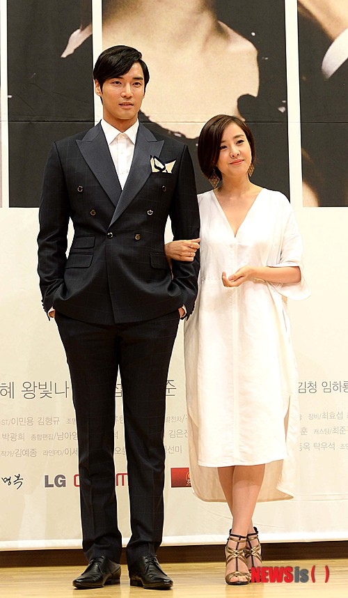 【서울=뉴시스】고범준 기자 = 1일 오후 서울 양천구 SBS목동 사옥에서 열린 SBS TV 드라마 '두 여자의 방(연출 이명우)' 제작발표회에서 배우 강지섭(왼쪽)과 박은혜가 포즈를 취하고 있다. 2013.08.01.&nbsp; bjko@newsis.com