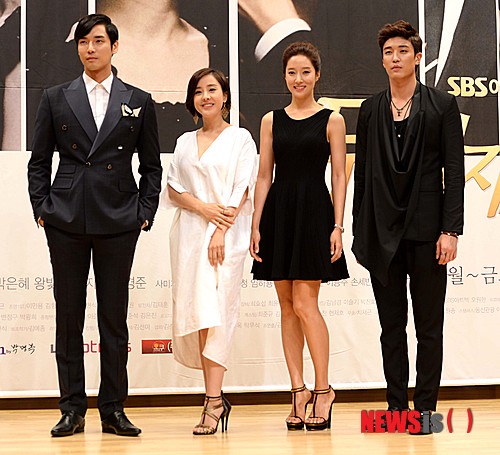 【서울=뉴시스】고범준 기자 = 1일 오후 서울 양천구 SBS목동 사옥에서 열린 SBS TV 드라마 '두 여자의 방(연출 이명우)' 제작발표회에서 출연진들이 포즈를 취하고 있다. (왼쪽부터)강지섭, 박은혜, 왕빛나, 강경준. 2013.08.01.&nbsp; bjko@newsis.com