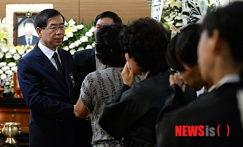 【서울=뉴시스】김인철 기자 = 박원순 서울시장이 1일 오후 서울 양천구 이대목동병원 장례식장에 마련된 방화대교 남단 인근 접속도로 공사 현장에서 숨진 희생자들의 빈소를 찾아 조문, 유족들을 위로하고 있다. 2013.08.01.&nbsp;&nbsp; yatoya@newsis.com
