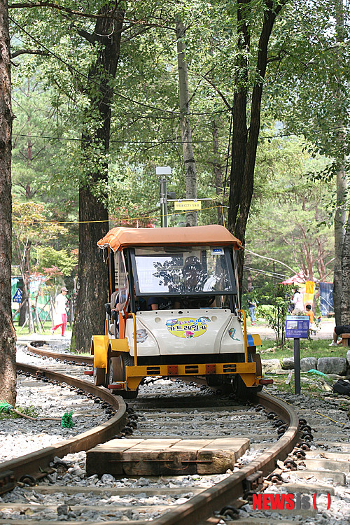 【화천=뉴시스】한윤식 기자 = 1일 수상레포츠의 메카인 강원 화천 북한강 일대에서 펼쳐지는 쪽배축제가 연일 성황을 이루고 있는 가운데 관고아객들이 카트레일카를 즐기고 있다. 2013.08.01. ysh@newsis.com