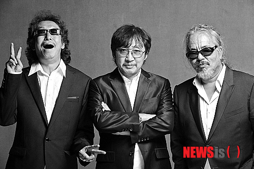 【서울=뉴시스】이재훈·오제일 기자 = 여름 록페스티벌 전쟁이 제2라운드에 돌입했다.&nbsp; '2013 인천 펜타포트 록 페스티벌'과 ,'2013 지산 월드 락 페스티벌'이 2일 오후 인천 송도국제도시 23호 공원과 경기 이천 지산 포레스트 리조트에서 개막했다.&nbsp; 두 페스티벌 모두 4일까지 계속된다. '펜타포트록페스티벌'에는 국내외 70여개팀, '지산월드락페스티벌'에는 국내외 80여개팀이 출연한다.&nbsp; 올해로 8회째를 맞이한 '펜타포트 록 페스티벌'은 국내 록페스티벌의 원조로 통한다. 올해 5개 대형 록페스티벌 중 라인업이 비교적 약하다는 평을 받고 있다. 그러나 매년 믿고 찾는 마니아들이 있는만큼, 안정된 출연진을 꾸렸다.&nbsp; 16년만인 지난해 원년 멤버들로 재결성한 록그룹 '들국화'(전인권·최성원·주찬권)가 2일 첫 번째날 헤드라이너로 나선다. 그룹 '원더걸스' 멤버 예은, 김바다, 록밴드 '게이트플라워'의 기타리스트 염승식이 이들과 협업 무대를 꾸민다. 이르면 9월 발매 예정인 신곡도 공개할 가능성이 크다. 이와 함께 이날 LA메탈의 산 증인이자 역사로 통하는 '스키드 로'를 비롯해 '쉬스 건(She's Gone)'으로 유명한 미국 밴드 '스틸하트', 일렉트로닉 록 밴드 듀오 '더 빅 핑크' 등이 출연한다.&nbsp; 둘째날 헤드라이너로는 1990년대 브릿팝의 아이콘인 밴드 '스웨이드'가 낙점됐다. 1993년 셀프타이틀 앨범으로 데뷔한 스웨이드는 1990년 영국 록스타일을 만든 주인공으로 통한다. 11년만인 최근 발매해 호평을 받고 있는 정규 앨범 '블러드스포츠(Bloodsports)' 수록곡과 히트곡을 들려준다.&nbsp; 최근 내놓은 정규 9집 '릴 임펄스(REEL IMPULSE)'로 전성기의 기량을 과시 중인 윤도현의 록밴드 'YB', 데뷔 10주년을 맞이한 포스트 하드코어밴드 '스토리 오브 더 이어', 몽환적인 사운드가 인상적인 '글라스베가스', 엠넷 '슈퍼스타K 4' 준우승팀 '딕펑스' 등도 이날의 주인공이다.&nbsp; 3년여 만인 지난 2월 재결합한 미국 팝펑크 밴드의 대명사 '폴 아웃 보이'가 셋째 날 피날레를 장식한다. 2001년 미국 일리노이주에서 결성된 폴아웃보이는 '슈거 위아 고잉 다운(Sugar We're Goin' Down), '디스 에인트 신, 이츠 언 암스 레이스(This Ain't a Scene, It's an Arms Race)' 등 화끈한 사운드로 인기를 끌어왔다. 2009년부터 활동을 중단, 해체설에 휘말리기도 했다. 최근 영국 팝스타 엘턴 존 등이 참여한 정규 5집 '세이브 록&롤(Save Rock And Roll)'로 공백을 깨고 건재를 과시했다.&nbsp; 강렬한 사운드가 인상적인 영국 개러지 밴드 '블러드 레드 슈즈', 가수 존 박의 '폴링'을 작곡한 앤디 플래츠가 속한 애시드 재즈밴드 '마마스 건', 그리고 '스토리 오브 더 이어' 등도 이날 무대를 장식한다.&nbsp; '펜타포트록페스티벌'은 메인 무대인 '펜타포트 스테이지' '드림 스테이지' 외에 다양한 음악 장르들을 선보이는 '문라이트 스테이지', 밤에는 실내형 클럽으로 바뀌는 '슈퍼 믹스 라운지', 지난해 펜타포트에서 호응을 얻은 '레게 스테이지', DJ들의 공연이 새벽까지 이어지는 '원 모어 라운드 스테이지' 등도 선보다. 매년 같은 자리에서 록페스티벌이 열린다는 것을 상징하는 고정 무대도 설치한다.&nbsp;&nbsp; '지산월드락페스티벌'은 올해 처음 열린다. 지산 리조트와 콘텐츠 유통사 KBS미디어가 공동주최하고 대중문화콘텐츠 제작사 박스미디어가 협력한다. 지난해까지 지산리조트와 함께 '지산 밸리 록 페스티벌'을 진행한 CJ E&M과 팝스타 내한공연 전문기획사 나인엔터테인먼트(9ENT)가 '안산 밸리 록 페스티벌'로 빠져나가면서 새 파트너를 찾았다.&nbsp; 지산 리조트는 앞서 2009~2012년 '지산 밸리 록 페스티벌'의 성공으로 '록페스티벌 성지'로 불린다. 올해 CJ E&M과 나인엔터테인먼트가 없는 상황에서도 성공 가도를 이어갈지가 관심사다. '러브 스테이지' '피스 스테이지' 등 3개 무대로 나눠 공연하는 라인업은 비교적 탄탄하다는 평이다.&nbsp; 첫날 헤드라이너는 흥겨운 멜로디와 재치 넘치는 노랫말로 인기를 끌고 있는 '위저'다. 1992년 로스앤젤레스에서 결성, 1994년 '버디 홀리' 등이 담긴 1집 '위저'로 데뷔해 세계에 2000만장 이상의 앨범을 팔아치웠다. 특히 위저는 SNS를 통해 김광석의 '먼지가 되어' 무대를 선보일 것을 예고해 주목받고 있다. 같은 날 힙합계의 대부인 래퍼 나스도 처음 내한, 무대에 오른다.&nbsp; '에브리 유 에브리 미(Every You Every Me)'로 국내에서도 유명한 영국의 얼터너티브 록 밴드 '플라시보'는 3일 헤드라이너로 나선다. 글램록 성향이 강한 보컬 브라이언 몰코의 중성적이고 몽환적인 음성이 매력적인 밴드로 1996년 데뷔, 지금까지 1000만장이 넘는 앨범 판매량을 기록하고 있다. '지난 100년간 가장 독창적인 밴드'로 평가받는 19년차 미국 인디밴드 '디어후프'가 플라시보에 앞서 무대를 달군다.&nbsp; 2008년 첫 내한 공연 티켓을 5분만에 모두 팔아치운 세계적인 애시드 재즈 밴드 '자미로콰이'는 4일 지산 월드 록 페스티벌의 마지막 무대를 장식한다. '버추얼 인새너티(Virtual Insanity)' '코스믹 걸(Cosmic Girl)' 등의 히트곡을 통해 애시드 재즈 장르를 세계에 알렸다는 평가다. 세계적으로 2500만장 앨범 판매량을 기록 중이다.&nbsp;&nbsp; 이밖에 얼터너티브 록 밴드 '스위치풋'과 '댄디 워홀스' 등 해외 뮤지션들이 지산 월드 락 페스티벌을 통해 처음으로 한국 무대에 선다.&nbsp; '시나위' '델리스파이스' '크라잉넛' '노브레인' '브로콜리너마저' '쏜애플' '아마도이자람밴드' '불나방스타쏘세지클럽' 등 국내 라인업도 탄탄하다. '풀스토리 오브 더 비틀스'를 주제로 3시간에 걸쳐 비틀스의 곡 40여곡을 연주하는 트리뷰트 밴드 '타틀스'의 무대도 흥미롭다.&nbsp; 아트놈과 마리킴 등이 컬래버레이션 작가로 참여하는 아트 프로젝트 '더 호러쇼'가 현장 곳곳에서 열려 이목을 끈다. 시외버스나 셔틀버스 승차권 소지자에게 할인권을 제공하고 일회용 컵 10개를 수거해오면 음료수를 제공하는 등 '땡큐 포레스트, 에코 지산 프로젝트'도 함께 진행된다.&nbsp; 한편, 앞서 지난달 26~28일 올해 첫 록페스티벌의 포문을 연 '안산밸리록페스티벌'은 연인원 7만8000명이 운집하며 비교적 성공리에 치러졌다.&nbsp; '펜타포트록페스티벌'과 '지산월드락페스티벌'이 끝나면, 14~15일 서울 방이동 올림픽공원에서 열리는 '슈퍼소닉2013', 17~18일 서울 잠실종합운동장에서 열리는 '현대카드 슈퍼콘서트19 시티브레이크'로 록페스티벌의 열기가 이어진다.&nbsp;&nbsp; realpaper7@·kafka@newsis.com 