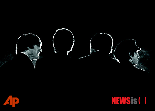 【서울=뉴시스】이재훈 기자 = 영국의 전설적인 록밴드 '비틀스'의 음원을 한국에서도 스트리밍·다운로드할 수 있게 됐다.&nbsp; 비틀스의 앨범유통사 유니버설뮤직은 멜론, 네이버 뮤직, 지니, 벅스, 엠넷, 소리바다, 밀크뮤직, 카카오뮤직, 비트와 그루버스 등 10개 사이트를 통해 29일부터 음원을 공개한다.&nbsp; 이들 음원사이트는 대대적인 프로모션에 나서고 있다.&nbsp;&nbsp; 로엔엔터테인먼트가 운영하는 국내 최대음원사이트 멜론은 22일부터 주 1회씩 총 8회에 걸쳐 '멜론 뮤직스토리-비틀스 음악연대기편'을 통해 비틀스의 명곡과 행보를 재조명한다.&nbsp; 23일에는 '비틀스 앨범 커버 공개'와 '음악감상회 초대 이벤트'가 시작된다. 멜론 전체 회원을 대상으로 진행되며 응모자 중 추첨을 통해 총 80명(1인2매)에게 초대권을 증정한다. 멜론 비틀스 음악감상회는 3월 초에 열릴 예정이다.&nbsp; 음원 발매 직후에는 비틀스 디지털 음원만을 위한 '실시간 톱20 순위 차트'가 공개된다. 비틀스에 대한 팬심을 확인해볼 수 있는 퀴즈 이벤트도 준비한다.&nbsp; 로엔엔터테인먼트 멜론사업부문 이제욱 부문장은 "음악 팬들이 오랫동안 기다려온 비틀스 디지털 음원 정식 발매를 기념하고자 이벤트를 마련했다"며 "기존 마니아 팬들은 물론, 비틀스를 잘 알지 못했던 신세대 청년층 팬들도 대상"이라고 전했다.&nbsp; KT가 운영하는 지니뮤직은 '미리 보는 비틀스의 앨범들'이라는 페이지를 개설, 비틀스의 앨범들을 소개하고 있다. 벅스뮤직은 젊은 세대를 위한 맞춤형 코너를 만들었다. '21세기 디지털 세대를 위한 비틀스 개론'을 통해 비틀스의 시작부터 대표적인 앨범 등과 관련한 글을 게재했다.&nbsp; 비틀스의 노래를 언제든지 들을 수 있게 된 건 분명 반가운 소식이지만, 한편에서는 LP와 CD 시장이 무너진 증거가 아니냐는 아쉬움 섞인 목소리도 나오고 있다. 특히 천하의 비틀스마저 스트리밍 시장으로 옮겨갈 수밖에 없는 상황을 씁쓸해하는 올드팬들이 적지 않다.&nbsp; 한편으로는 CD와 LP, 음원이 공존할 가능성도 점차 가시화하고 있다. 최근 영국 팝스타 아델이 싱글로 공개한 '25'와 '웬 위 워 영'을 제외하고 정규 3집 '25' 수록곡들을 여전히 스트리밍으로 공개하지 않고 있지만 국제적인 신드롬을 일으킨 것이 예다. 음원 시장이 지배적인 한국에서도 역시 보컬그룹 '브라운 아이드 소울', 싱어송라이터 루시아(심규선) 등이 발매한 LP가 인기를 누리고 있다.&nbsp; 이번에 스트리밍과 다운로드가 가능한 비틀스의 앨범은 1963년 데뷔 앨범 '플리스 플리스 미(Please Please Me)'부터 밴드 해체 후에 나온 음반 '렛 잇 비(Let It Be)'까지 총 13개의 정규 앨범이다.&nbsp; 여기에 비틀스의 차트 넘버원 히트곡들을 모은 앨범 '1', 정규 앨범에 수록되지 않은 희귀 음원을 모은 '패스트 마스터스(Past Masters) 볼륨 1 & 2'와 비틀스의 첫 컴필레이션 앨범 '더 비틀스 1962~1966', '더 비틀스 1967~1970' 등 총 17개 앨범이다.&nbsp; realpaper7@newsis.com 