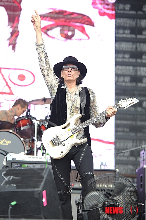 【서울=뉴시스】이재훈 기자 = '2013 안산 밸리 록 페스티벌'에서 공연한 미국의 세계적인 기타리스트 스티브 바이(53)가 대한항공의 부주의로 기타가 부서졌다고 주장했다.&nbsp; 바이는 2일 페이스북에 대한항공(Korean Air)의 잘못으로 자신의 기타 목 부분이 부서졌다는 요지의 글을 사진과 함께 남겼다.&nbsp; 지난달 26~28일 '안산밸리록페스티벌'에서 공연한 뒤 일본으로 갈 때 대한항공이 기타를 일반 짐칸에 실은 탓이라는 것이다.&nbsp; 대한항공 측은 바이가 자사 항공기를 이용한 것은 사실이라면서도 피해 보상을 요구받은 적은 없다는 입장이다.&nbsp; 바이는 "그동안 기타 2대가 들어가는 가방을 들고 비행기에 탄 경우가 99%"라고 토로하기도 했다. 대한항공이 문제의 대형가방 기내반입을 허용하지 않았다는 불만이다.&nbsp; realpaper7@newsis.com 