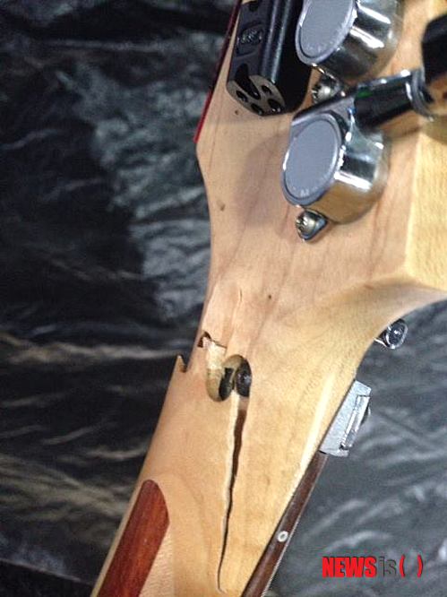 【서울=뉴시스】이재훈 기자 = '2013 안산 밸리 록 페스티벌'에서 공연한 미국의 세계적인 기타리스트 스티브 바이(53)가 대한항공의 부주의로 기타가 부서졌다고 주장했다.&nbsp; 바이는 2일 페이스북에 대한항공(Korean Air)의 잘못으로 자신의 기타 목 부분이 부서졌다는 요지의 글을 사진과 함께 남겼다.&nbsp; 지난달 26~28일 '안산밸리록페스티벌'에서 공연한 뒤 일본으로 갈 때 대한항공이 기타를 일반 짐칸에 실은 탓이라는 것이다.&nbsp; 대한항공 측은 바이가 자사 항공기를 이용한 것은 사실이라면서도 피해 보상을 요구받은 적은 없다는 입장이다.&nbsp; 바이는 "그동안 기타 2대가 들어가는 가방을 들고 비행기에 탄 경우가 99%"라고 토로하기도 했다. 대한항공이 문제의 대형가방 기내반입을 허용하지 않았다는 불만이다.&nbsp; realpaper7@newsis.com 