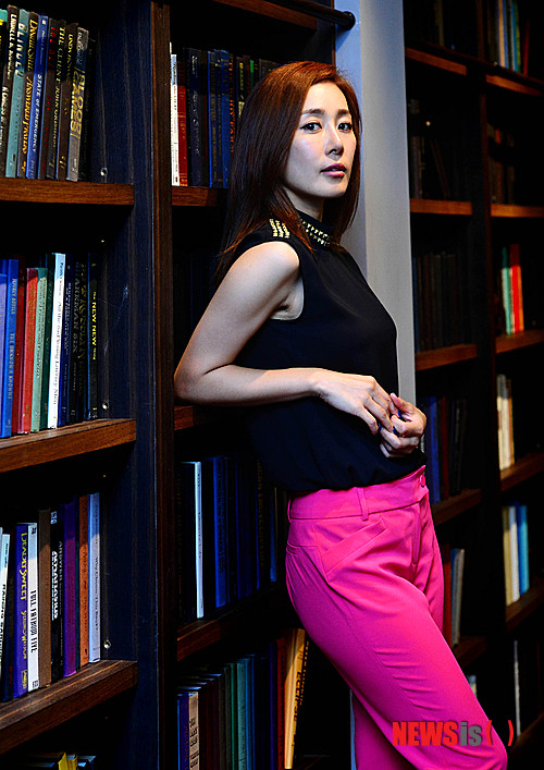 【서울=뉴시스】 박문호 기자 = 영화 '숨바꼭질'(감독 허정)에서 미스터리를 간직한 여인을 연기한 배우 문정희가 2일 오후 서울 중구 회현동 스테이트타워에서 뉴시스와의 인터뷰에 앞서 포즈를 취하고 있다. 2013.08.02.  go2@newsis.com 