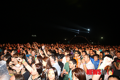 【이천=뉴시스】오제일 기자 = "이 다음 노래는 김광석의 '먼지가 되어'입니다."&nbsp; 미국 얼터너티브 펑크팝 밴드 '위저'가 어눌한 우리말로 다음 곡을 소개하자 2일 '지산 월드 록 페스티벌 2013' 헤드라이너 '위저'의 앙코르 무대를 기다린 수천 팬들은 머리 위로 물음표를 띄웠다.&nbsp; "바흐의 선율에 젖은 날에는/ 잊었던 기억들이 피어나네요/ 바람에 날려간 나의 노래도/ 휘파람 소리로 돌아오네요."&nbsp; 팬들은 탄성과 함성을 내지르며 열광하기 시작했다. 1994년 셀프타이틀 앨범으로 데뷔, 세계에 2000만장 이상의 앨범을 팔아치운 밴드가 '먼지가 되어'를 부르는 순간이다. 공연이 열린 '월드 스테이지' 곳곳에서 '위저'의 선율을 담는 스마트 폰이 반짝였다.&nbsp; "작은 가슴을 모두 모두어/ 시를 써봐도 모자란 당신/ 먼지가 되어 날아가야지/ 바람에 날려 당신 곁으로."&nbsp; '위저'에게는 한국인 친구가 있는 것이 분명했다. 탁월한 선곡에 이은 정확한 발음이다. 보컬 리버스 쿼모(43)는 연습을 거듭한 듯 환호하는 팬들을 응시하며 여유롭게 곡을 소화했다.&nbsp; '위저'의 '한국 맞춤형 공연'은 지산 월드 록 페스티벌이 열리기 전부터 예고됐다. 앞서 위저는 페이스북 계정을 통해 '먼지가 되어'를 소리 나는대로 영어로 옮긴 사진을 게재하며 한국 팬들의 기대를 부풀렸다. 이날 밤 "우리는 위저입니다. 여러분 어디 살아요?"라는 우리말로 무대를 열자 팬들의 기대는 '확신'이 됐다.&nbsp; '언던-더 스웨터 송(Undone-The Sweater Song)'으로 무대를 닫을 때까지 리버스 쿼모, 브라이언 벨(45·기타), 스콧 슈리너(48·베이스), 패트릭 윌슨(44·드럼)은 데뷔 20년차 밴드 '위저'가 여전히 '유쾌한 밴드'임을 증명했다. 특히 보컬 리버스 쿼모는 무대장치를 덮고 있던 방수포를 덮어쓰고 노래하는가 하면 연주 중인 멤버들에게 익살스러운 표정으로 장난을 걸었다.&nbsp; 이미 2002년 한·일 월드컵, 2009년 '지산 밸리 록 페스티벌'때 내한한 '위저'는 공연 내내 "재미있을 거에요." "소리쳐봐요" "따라 하세요" "더 크게" "죽여주죠" 등 한국말로 분위기를 띄웠다. '언던-더 스웨터 송'의 후렴에 밴드 'YB'의 "오 필승 코리아"를 녹여, 웃음도 줬다.&nbsp; 한국팬들도 '위저'의 성의에 화답했다. '퍼펙트 시추에이션' '아일랜드 인 더 선(Island In The Sun)' '버리 홀리' '해시 파이프(Hash Pipe)' 등의 히트곡들로 짠 세트 리스트에 한국팬들은 '환호' '점핑' '떼창'으로 답했다.&nbsp; "또 불러주세요. 언제든지 달려올게요"라는 '위저'의 멘트는 팬들에게 기대감을 안겼다. 다만, 이날 오후 갑작스레 쏟아진 폭우로 공연 스케쥴이 밀리며 90분으로 예고됐던 공연이 70여분 만에 끝난 점, 공연이 연기되며 '피스 스테이지' 무대에 오른 힙합계의 대부 '나스'와 공연시간이 겹쳐 팬들이 양분됐다는 점 등이 아쉬움을 남겼다.&nbsp; 한편, 주최측은 이날 지산 월드 록 페스티벌 입장객을 2만명으로 집계했다.&nbsp; 4일까지 '위저'를 비롯해 '에브리 유 에브리 미(Every You Every Me)'로 유명한 영국의 얼터너티브 록 밴드 '플라시보', '지난 100년간 가장 독창적인 밴드'로 평가받는 19년차 미국 인디밴드 '디어후프', 2008년 첫 내한 공연 티켓을 5분만에 모두 팔아치운 애시드 재즈 밴드 '자미로 콰이' 등이 공연한다. '시나위' '노브레인' '브로콜리 너마저' '허클베리핀' 등 국내 밴드 등도 무대에 오른다.&nbsp; kafka@newsis.com