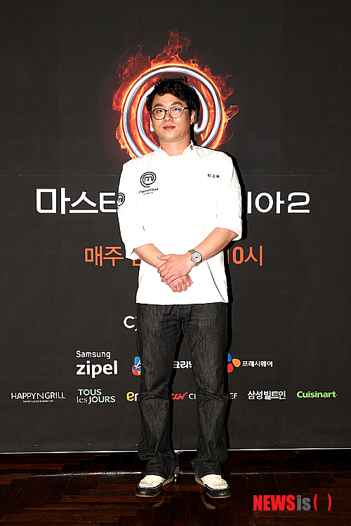 【서울=뉴시스】김정환 기자 = 일본 요리만화 ‘미스터 초밥왕’을 보며 셰프의 꿈을 키운 최강록(35·회사원)씨가 두 번째 ‘마스터 셰프’가 됐다.&nbsp; 2일 밤 올리브채널 ‘마스터셰프 코리아 시즌2’ 결선에서 최씨는 절대 미각과 노력으로 요리 초보에서 톱2로 일취월장해온 김태형(26·밴드 ‘에덴’ 리더)씨와 맞붙었다.&nbsp; 이날 주제는 ‘마스터 셰프의 꿈을 담은 코스요리’로 하나의 스토리 안에서 맛의 조화를 이룬 전·본·후식을 2시간 동안 만드는 것이다. 함께 마스터 셰프에 도전했다가 고배를 마신 본선 진출자 12명과 가족들이 숨을 죽이며 지켜봤다.&nbsp; 최씨는 “(김태형을 비롯한) 13명의 도전자도 납득할만한 요리를 만들어야 한다”는 각오로 전식은 ‘송화단을 곁들인 전복죽과 나박김치 드레싱으로 맛을 낸 샐러드’, 본식은 ‘꽈리 고추를 곁들인 장어 소금구이와 고구마 우엉이 들어간 장어 간장조림’, 후식은 ‘참깨로 맛을 낸 두부모양 푸딩과 복분자 와인에 조린 청포도’를 준비했다.&nbsp; 김씨는 “내가 할 수 있는 것을 최대한 끌어내보자”는 일념으로 전식은 ‘단호박과 사과로 맛을 낸 수프와 가리비 관자 구이’, 본식은 ‘쿠스쿠스를 곁들인 양갈비 스테이크’, 후식은 ‘라임과 생강으로 맛을 낸 셔벗과 젤리’를 만들었다.&nbsp; 두 시간이 지나고 푸드 마케터 노희영(50·CJ그룹 브랜드 전략고문), 스타 셰프 강레오(37·화수목 바이 강레오 대표), 김소희(오스트리아 킴 코흐스트 대표)씨 등 심사위원들 앞에 두 사람의 요리가 놓였다.&nbsp; 김씨의 ‘양의 삶’을 테마로 한 3코스가 먼저 평가를 받았다. 전식과 후식 모두 찬사를 들었다. 그런데 후식이 발목을 잡았다. “디저트는 여운이 남아야 한다. 그런데 이것은 여기서 딱 끝난 기분이다. 지금까지 색깔, 이야기, 메뉴, 구성, 맛도 풍부했는데 디저트를 먹고 나니 다 잊어버리게 됐다. 본인이 그렇게 훌륭하게 만든 요리가 기억에 남지 않고 딱 정지하다니 아쉽다”(노희영), “메인 디저트를 먹기 전 프레 디저트로 먹기에는 굉장히 좋다”(강레오) 등 부정적인 반응이 나왔다.&nbsp; 이어 ‘여름을 준비하는 마음’을 테마로 삼은 최씨의 보양식 3코스가 평가대에 올랐다. 김씨와 달리 전식은 참담한 실패였다. “무겁다. 성게 알을 넣다보니 약간 씁쓸해졌다”(노희영), “성게알만 빼면 진짜 맛있는 죽인데 성게알을 넣어서 섞으니 전복 맛이 확 죽었다”(김소희) 등 혹평이 나왔다. 그러나 절망하기에는 아직 일렀다. 본식은 “정성이 눈에 보이고 밸런스도 너무 잘 맞춰 내가 먹은 장어요리 중 몇 번째로 맛있다”(노희영), “본인의 능력을 100% 발휘했다. 좋은 요리다”(강레오)는 칭찬을 받았고, 후식은 “나는 참깨의 진하고 고소하고 기름진 맛에 복분자 단맛을 얹으면 맛있을 거란 생각을 한 번도 해본 적 없다. 허를 찌르는 맛이다”(강레오), “복분자 소스 단 것과 같이 먹으니 깨의 씁쓸한 맛이 없어졌다. 두 가지가 조화를 참 잘 이룬다 내가 제일 많이 먹었다. 맛있었다”(김소희), “행복하다 맛있었다”(노희영) 등 격찬이 쏟아졌다.&nbsp; 이후 마스터 셰프 발표에서 김씨는 “메뉴 구성, 스토리텔링, 색깔 배합 등이 아주 훌륭한 코스다. (부족한) 테크닉을 상상력이나 창의력으로 보완할 수 있는 훌륭한 셰프”라는 호평을 들었다.&nbsp; 하지만 그 동안 심사위원들로부터 받아온 “조리하면서 들인 공이 완성된 음식에서는 잘 드러나지 않는다”는 지적 대신 “본인이 제일 잘하는 일식에 창의성을 더해 노력했다. 알을 깨고 나온 요리”라는 평가를 따낸 최씨를 넘어설 수 없었다.&nbsp; 최씨는 “정말 특별한 경험이었다. 그동안 요리는 내 삶의 51%였다. 1%가 아무것도 아닐 수도 있는데 일단 인생에서 1% 더 비중을 둔다는 것은 내게 중요한 의미다. 이제는 요리가 내 인생의 52%가 됐다”고 감격스러워 했다.&nbsp; 상금 3억원, 삼성전자의 프리미엄 냉장고, 자신의 이름을 건 레시피 프로그램을 독차지하게 됐다.&nbsp; 이날 방송은 20대 여성 시청층에서 평균 시청률 1.5%.(닐슨미디어리서치, 케이블 가입가구 기준, 올리브스토리온 합산), 최고 시청률 3%로 동시간대 케이블시청률 1위에 올랐다. 점유율도 22.4%를 기록했다. ‘마스터셰프 코리아’는 내년에 시즌3로 돌아온다.&nbsp; ace@newsis.com