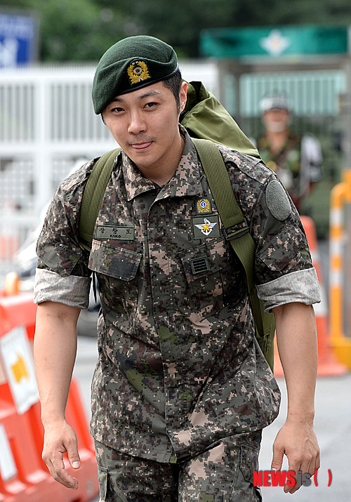 【서울=뉴시스】고범준 기자 = 군 복무규율 위반으로 영창 처분을 받은 가수 KCM(본명 강창모)이 4일 오전 서울 용산구 국방부에서 군 복무를 마치고 제대하고 있다. 2013.08.04.&nbsp;&nbsp; bjko@newsis.com