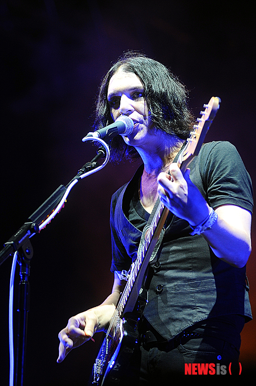 【이천=뉴시스】오제일 기자 = 영국 얼터너티브 록밴드 '플라시보'는 여전히 섹시했다.&nbsp; 4일 '지산 월드 록 페스티벌 2013'이 열린 경기 이천 지산 포레스트 리조트의 밤을 밝히던 '월드 스테이지'의 조명이 꺼지자 플라시보를 보기 위해 모인 수천 팬들이 일제히 환호했다.&nbsp; 정규 2집 '위드아웃 유 아임 나싱(Without You I'm Nothing)' 수록곡 '퓨어 모닝(Pure Morning)'이 배경으로 깔리자 팬들은 '플라시보'를 연호하기 시작했다. 자신들도 오래 기다렸다는 듯, 마침내 플라시보가 무대 위로 달려 나왔다.&nbsp; 플라시보는 말이 없었다. 대신 지난해 10월 발표, 초기 사운드로 회귀했다는 평을 받은 'B3'의 기타 리프가 팬들에게 말을 걸었다. 플라시보를 가까이서 보기 위한 팬들로 사람과 사람 사이의 거리가 급격히 좁아졌다. 팬들은 몸을 부대끼며 제자리에서 뛰기 시작했다.&nbsp; "위 아 플라시보. 프롬 런던 잉글랜드, 위 컴 인 피스(We are Placebo from the London, England. We come in peace)"&nbsp; 곡을 마친 보컬 브라이언 몰코(41)의 인사에 팬들의 함성은 더욱 커졌다. 몇몇 여성팬은 "울 것 같다" "미칠 것 같다"는 말로 감격스러운 심정을 전했다. 1994년 데뷔한 20년차 밴드이지만 팬들에게는 여전히 섹시한 '플라시보'였다.&nbsp; 플라시보는 '메즈(Meds)' '에브리 유 에브리 미(Every you Every me)' 등의 곡들을 팬들과 나눠 부르며 여전한 인기를 확인했다. 특히 '투 매니 프렌즈(Too Many Friends)'는 지난달 발매 됐음에도 무대에 모인 팬들은 '떼창'을 이끌어냈다.&nbsp; '스페셜 K(Special K)' '더 비터 엔드(The Bitter End)'를 내달린 플라시보는 팬들을 향해 손을 흔들며 무대를 내려갔다. 하지만 2009년 단독콘서트 이후 4년을 기다린 국내 팬들이 그들을 쉽게 보낼 리 없었다. '플라시보'를 연호하는 팬들의 목소리가 지산 포레스트 리조트를 가득 메웠다.&nbsp; 다시 무대에 오른 브라이언 몰코는 감격스러운 표정을 지으며 "환상적이다"고 팬들을 향해 엄지를 치켜세웠다. '인프라-레드(Infra-Red)'의 연주를 끝낸 플라시보는 만들어낸 하울링 사운드를 배경으로 공연을 함께 완성한 팬들에게 작별 인사를 건넸다. 플라시보가 내려간 뒤에도 그들이 남기고 간 하울링 소리는 공연이 전한 감동처럼 오래 이어졌다.&nbsp; 전날 헤드라이너로 나선 밴드 '위저'와는 사뭇 다른 스타일의 공연이었다. '위저'가 앙코르곡으로 '먼지가 되어'를 선보일 정도로 '국내 맞춤형 공연'을 펼쳤다면, 플라시보는 특별한 멘트 없이 특유의 도도함과 몽환적인 분위기로 지산의 밤을 달궜다.&nbsp; 보컬 겸 기타를 연주하고 있는 브라이언 몰코는 곡이 바뀔 때마다 기타를 바꿔 메며 곡의 분위기에 맞는 사운드를 선보였다. 전자 바이올린 세션과 동행, 몽환적인 분위기를 더한 것도 눈에 띄는 점이었다. 다만, 종일 비가 오락가락하며 진흙탕이 된 바닥에서 올라오는 악취가 공연 몰입을 방해해 아쉬움을 남겼다.&nbsp; 플라시보는 9월 정규 7집 '라우드 라이크 러브'(Loud Like Love)' 발매를 앞두고 있다.&nbsp; 한편 '위저' '플라시보'에 이어 영국의 세계적인 애시드 재즈 밴드 '자미로 콰이'가 4일 '지산 월드 록 페스티벌 2013'의 마지막 무대를 장식한다. '스위치풋' '시나위' '레이지본' '브로컬리너마저' 등도 함께 한다.&nbsp; kafka@newsis.com