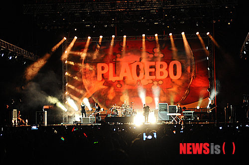 【이천=뉴시스】오제일 기자 = 영국 얼터너티브 록밴드 '플라시보'는 여전히 섹시했다.&nbsp; 4일 '지산 월드 록 페스티벌 2013'이 열린 경기 이천 지산 포레스트 리조트의 밤을 밝히던 '월드 스테이지'의 조명이 꺼지자 플라시보를 보기 위해 모인 수천 팬들이 일제히 환호했다.&nbsp; 정규 2집 '위드아웃 유 아임 나싱(Without You I'm Nothing)' 수록곡 '퓨어 모닝(Pure Morning)'이 배경으로 깔리자 팬들은 '플라시보'를 연호하기 시작했다. 자신들도 오래 기다렸다는 듯, 마침내 플라시보가 무대 위로 달려 나왔다.&nbsp; 플라시보는 말이 없었다. 대신 지난해 10월 발표, 초기 사운드로 회귀했다는 평을 받은 'B3'의 기타 리프가 팬들에게 말을 걸었다. 플라시보를 가까이서 보기 위한 팬들로 사람과 사람 사이의 거리가 급격히 좁아졌다. 팬들은 몸을 부대끼며 제자리에서 뛰기 시작했다.&nbsp; "위 아 플라시보. 프롬 런던 잉글랜드, 위 컴 인 피스(We are Placebo from the London, England. We come in peace)"&nbsp; 곡을 마친 보컬 브라이언 몰코(41)의 인사에 팬들의 함성은 더욱 커졌다. 몇몇 여성팬은 "울 것 같다" "미칠 것 같다"는 말로 감격스러운 심정을 전했다. 1994년 데뷔한 20년차 밴드이지만 팬들에게는 여전히 섹시한 '플라시보'였다.&nbsp; 플라시보는 '메즈(Meds)' '에브리 유 에브리 미(Every you Every me)' 등의 곡들을 팬들과 나눠 부르며 여전한 인기를 확인했다. 특히 '투 매니 프렌즈(Too Many Friends)'는 지난달 발매 됐음에도 무대에 모인 팬들은 '떼창'을 이끌어냈다.&nbsp; '스페셜 K(Special K)' '더 비터 엔드(The Bitter End)'를 내달린 플라시보는 팬들을 향해 손을 흔들며 무대를 내려갔다. 하지만 2009년 단독콘서트 이후 4년을 기다린 국내 팬들이 그들을 쉽게 보낼 리 없었다. '플라시보'를 연호하는 팬들의 목소리가 지산 포레스트 리조트를 가득 메웠다.&nbsp; 다시 무대에 오른 브라이언 몰코는 감격스러운 표정을 지으며 "환상적이다"고 팬들을 향해 엄지를 치켜세웠다. '인프라-레드(Infra-Red)'의 연주를 끝낸 플라시보는 만들어낸 하울링 사운드를 배경으로 공연을 함께 완성한 팬들에게 작별 인사를 건넸다. 플라시보가 내려간 뒤에도 그들이 남기고 간 하울링 소리는 공연이 전한 감동처럼 오래 이어졌다.&nbsp; 전날 헤드라이너로 나선 밴드 '위저'와는 사뭇 다른 스타일의 공연이었다. '위저'가 앙코르곡으로 '먼지가 되어'를 선보일 정도로 '국내 맞춤형 공연'을 펼쳤다면, 플라시보는 특별한 멘트 없이 특유의 도도함과 몽환적인 분위기로 지산의 밤을 달궜다.&nbsp; 보컬 겸 기타를 연주하고 있는 브라이언 몰코는 곡이 바뀔 때마다 기타를 바꿔 메며 곡의 분위기에 맞는 사운드를 선보였다. 전자 바이올린 세션과 동행, 몽환적인 분위기를 더한 것도 눈에 띄는 점이었다. 다만, 종일 비가 오락가락하며 진흙탕이 된 바닥에서 올라오는 악취가 공연 몰입을 방해해 아쉬움을 남겼다.&nbsp; 플라시보는 9월 정규 7집 '라우드 라이크 러브'(Loud Like Love)' 발매를 앞두고 있다.&nbsp; 한편 '위저' '플라시보'에 이어 영국의 세계적인 애시드 재즈 밴드 '자미로 콰이'가 4일 '지산 월드 록 페스티벌 2013'의 마지막 무대를 장식한다. '스위치풋' '시나위' '레이지본' '브로컬리너마저' 등도 함께 한다.&nbsp; kafka@newsis.com