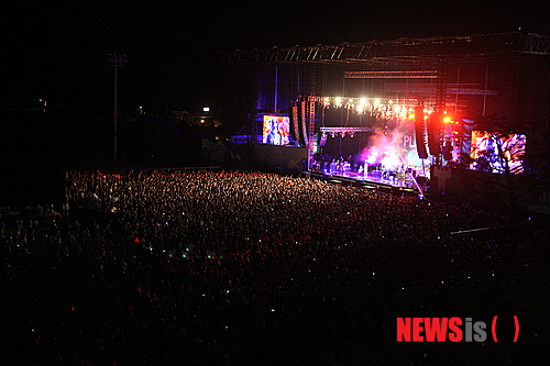 【이천=뉴시스】오제일 기자 = 영국 얼터너티브 록밴드 '플라시보'는 여전히 섹시했다.&nbsp; 4일 '지산 월드 록 페스티벌 2013'이 열린 경기 이천 지산 포레스트 리조트의 밤을 밝히던 '월드 스테이지'의 조명이 꺼지자 플라시보를 보기 위해 모인 수천 팬들이 일제히 환호했다.&nbsp; 정규 2집 '위드아웃 유 아임 나싱(Without You I'm Nothing)' 수록곡 '퓨어 모닝(Pure Morning)'이 배경으로 깔리자 팬들은 '플라시보'를 연호하기 시작했다. 자신들도 오래 기다렸다는 듯, 마침내 플라시보가 무대 위로 달려 나왔다.&nbsp; 플라시보는 말이 없었다. 대신 지난해 10월 발표, 초기 사운드로 회귀했다는 평을 받은 'B3'의 기타 리프가 팬들에게 말을 걸었다. 플라시보를 가까이서 보기 위한 팬들로 사람과 사람 사이의 거리가 급격히 좁아졌다. 팬들은 몸을 부대끼며 제자리에서 뛰기 시작했다.&nbsp; "위 아 플라시보. 프롬 런던 잉글랜드, 위 컴 인 피스(We are Placebo from the London, England. We come in peace)"&nbsp; 곡을 마친 보컬 브라이언 몰코(41)의 인사에 팬들의 함성은 더욱 커졌다. 몇몇 여성팬은 "울 것 같다" "미칠 것 같다"는 말로 감격스러운 심정을 전했다. 1994년 데뷔한 20년차 밴드이지만 팬들에게는 여전히 섹시한 '플라시보'였다.&nbsp; 플라시보는 '메즈(Meds)' '에브리 유 에브리 미(Every you Every me)' 등의 곡들을 팬들과 나눠 부르며 여전한 인기를 확인했다. 특히 '투 매니 프렌즈(Too Many Friends)'는 지난달 발매 됐음에도 무대에 모인 팬들은 '떼창'을 이끌어냈다.&nbsp; '스페셜 K(Special K)' '더 비터 엔드(The Bitter End)'를 내달린 플라시보는 팬들을 향해 손을 흔들며 무대를 내려갔다. 하지만 2009년 단독콘서트 이후 4년을 기다린 국내 팬들이 그들을 쉽게 보낼 리 없었다. '플라시보'를 연호하는 팬들의 목소리가 지산 포레스트 리조트를 가득 메웠다.&nbsp; 다시 무대에 오른 브라이언 몰코는 감격스러운 표정을 지으며 "환상적이다"고 팬들을 향해 엄지를 치켜세웠다. '인프라-레드(Infra-Red)'의 연주를 끝낸 플라시보는 만들어낸 하울링 사운드를 배경으로 공연을 함께 완성한 팬들에게 작별 인사를 건넸다. 플라시보가 내려간 뒤에도 그들이 남기고 간 하울링 소리는 공연이 전한 감동처럼 오래 이어졌다.&nbsp; 전날 헤드라이너로 나선 밴드 '위저'와는 사뭇 다른 스타일의 공연이었다. '위저'가 앙코르곡으로 '먼지가 되어'를 선보일 정도로 '국내 맞춤형 공연'을 펼쳤다면, 플라시보는 특별한 멘트 없이 특유의 도도함과 몽환적인 분위기로 지산의 밤을 달궜다.&nbsp; 보컬 겸 기타를 연주하고 있는 브라이언 몰코는 곡이 바뀔 때마다 기타를 바꿔 메며 곡의 분위기에 맞는 사운드를 선보였다. 전자 바이올린 세션과 동행, 몽환적인 분위기를 더한 것도 눈에 띄는 점이었다. 다만, 종일 비가 오락가락하며 진흙탕이 된 바닥에서 올라오는 악취가 공연 몰입을 방해해 아쉬움을 남겼다.&nbsp; 플라시보는 9월 정규 7집 '라우드 라이크 러브'(Loud Like Love)' 발매를 앞두고 있다.&nbsp; 한편 '위저' '플라시보'에 이어 영국의 세계적인 애시드 재즈 밴드 '자미로 콰이'가 4일 '지산 월드 록 페스티벌 2013'의 마지막 무대를 장식한다. '스위치풋' '시나위' '레이지본' '브로컬리너마저' 등도 함께 한다.&nbsp; kafka@newsis.com