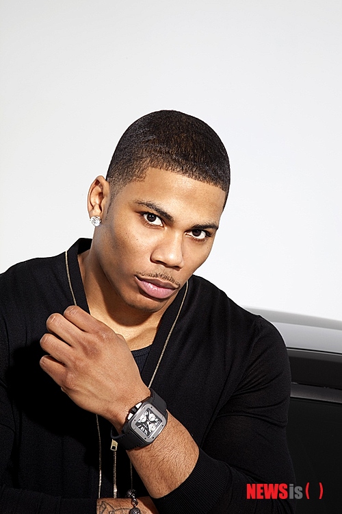 【서울=뉴시스】이재훈 기자 = 2000년대 초 정규 2집 수록곡 '딜레마'로 한국에서도 주목받은 미국 래퍼 넬리(39)가 온다. CJ E&M 음악사업부문에 따르면, 넬리는 9월7일 경기 일산 킨텍스에서 열리는 '2013 원 힙합 페스티벌'을 통해 한국 팬들에게 처음 인사한다. 1997년 힙합 그룹 '세인트 루나틱스'의 싱글 앨범 '기미 왓 유 갓(Gimme What U Got)'으로 데뷔한 넬리는 2002년 '빌보드 어워드'에서 '올해의 아티스트'와 '올해의 랩 아티스트', 2003년 'MTV 뮤직 어워드'에서 '최우수 R&B 비디오'와 '최우수 힙합 비디오' 등을 받으며 스타덤에 올랐다. CJ E&M은 "풍부한 디스코그라피와 노련한 무대 운용을 자랑하는 넬리의 합류로 페스티벌이 풍부해졌다"고 소개했다. 이와 함께 국내 첫 시즌제 래퍼 서바이벌 프로그램인 엠넷 '쇼미더머니2'에서 주목 받은 신예 래퍼 스윙스, 매드클라운, 지조, 제이켠, 딘딘 등도 무대에 오른다. 앞서 이 페스티벌에는 미국의 힙합스타 타이가(24)가 헤드라이너로 출연을 결정했다. 버벌진트, P-타입, 산-E, 노이즈맙, 소울다이브, 이루펀트, 팔로알토 등도 나온다. realpaper7@newsis.com