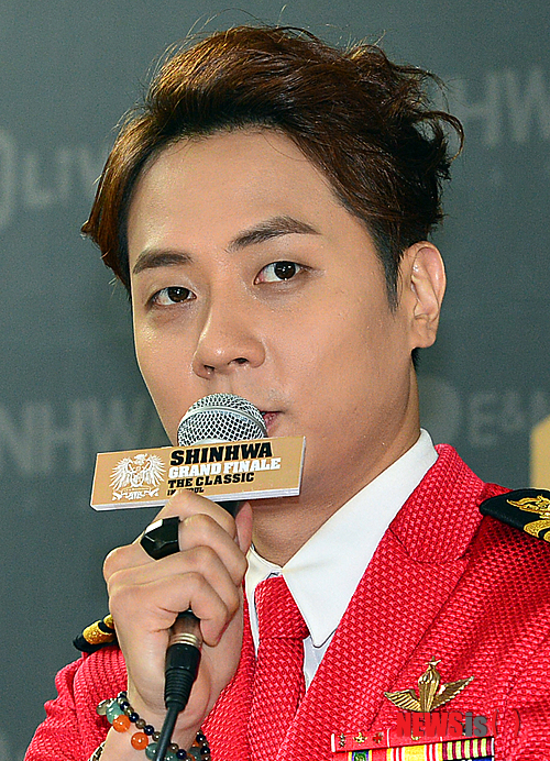 【서울=뉴시스】조종원 기자 = 4일 오후 서울 송파구 방이동 올림픽공원 체조경기장에서 열린 '2013 신화 그랜드 피날레 더 클래식 인 서울' 기자회견에서 가수 앤디가 인사말을 하고 있다. 2013.08.04.&nbsp; choswat@newsis.com