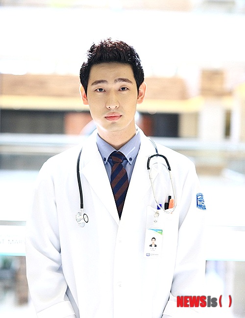 【서울=뉴시스】유상우 기자 = 탤런트 윤박(26)이 KBS 2TV 새 월화드라마 ‘굿 닥터’(극본 박재범, 연출 기민수·김진우)에 레지던트 2년차 ‘우일규’역으로 등장한다.&nbsp; 우일규는 소아외과 의국 넷 중 하나로 다소 얍삽하고 뺀질뺀질한 캐릭터다. ‘고충만’(조희봉) 과장의 의국 내 스파이를 하기도 하다. 극에 활력을 불러 넣을 예정이다.&nbsp; 최근 JYP엔터테인먼트와 계약한 윤박은 지난해 MBC에브리원 드라마 ‘할 수 있는 자가 구하라’로 데뷔했다. 같은 해 JTBC ‘친애하는 당신에게’, tvN ‘유리가면’ 등에 출연하며 연기력을 쌓고 있다.&nbsp; 최근 종방한 KBS 2TV ‘드라마 스페셜-사춘기 메들리’에서 미워할 수 없는 날라리 고등학생 ‘이원일’ 역으로 주목받았다.&nbsp; ‘굿 닥터’는 대학병원 소아외과를 배경으로 전문의들의 노력과 사랑을 담는 휴먼 메디컬물이다. ‘서번트 신드롬’을 지닌 자폐성향의 발달장애 청년 ‘박시온’(주원)이 세상의 편견을 극복하고 소아외과 전문의로 성장하는 과정을 보여준다. 아울러 탁월한 의술에도 남모르는 상처가 있는 부교수 ‘김도한’(주상욱)과 털털한 매력으로 두 사람을 따뜻하게 보듬어가는 여의사 ‘차윤서’(문채원)의 활약을 그린다.&nbsp; 5일부터 방송된다.&nbsp; swryu@newsis.com