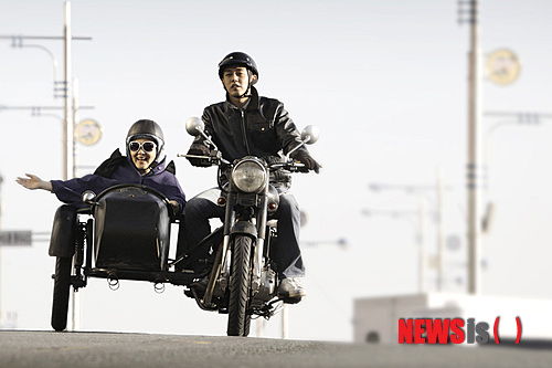 【서울=뉴시스】박영주 기자 = 김해숙(58)과 유아인(27)이 주연한 영화 ‘깡철이’가 10월에 개봉한다.&nbsp; ‘깡철이’는 가진 것 없어도 ‘깡’ 하나만은 남부럽지 않은 부산 남자 ‘강철’(유아인)이 세상에서 가장 사랑하는 여인인 엄마 ‘순이’(김해숙)를 지키기 위해 인생을 건 위기의 순간을 맞게 되며 벌어지는 이야기다.&nbsp; 유아인은 부두 하역장에서 일하며 거칠게 살아가는 청년 ‘강철’이다. 평소에는 무뚝뚝하고 거친 듯해도 세상 누구보다 사랑하는 엄마 앞에서는 한없이 다정해지는 아들이다. 엄마를 지키기 위해 모든 것을 내거는 인물이다. 유아인은 기존의 부드럽고 세련된 이미지를 벗고, 강하고 남성적인 매력을 발산한다. 이번 작품을 위해 부산 사투리와 강도 높은 액션 트레이닝을 받았다.&nbsp; 김해숙은 정신은 오락가락해도 스타일만은 놓치지 않는 천진난만한 엄마 ‘순이’다. 온갖 병치레를 다 하는 데다 예측할 수 없는 변화무쌍한 모습으로 ‘강철’의 속을 썩인다. 김해숙은 기존의 자상하고 속 깊은 어머니 상을 벗는다.&nbsp; 여기에 김정태(41)와 김성오(35)가 각각 부산 뒷골목을 휘어잡는 조직폭력배 두목 ‘상곤’과 그의 동생 ‘휘곤’ 역을 맡았다. 이시언(31)이 강철에게 도움 안 되는 친구 ‘종수’, 정유미(30)가 ‘강철’의 마음을 흔드는 두 번째 여인 ‘수지’로 모습을 드러낸다.&nbsp; ‘우리 형’의 안권태 감독이 연출했다.&nbsp; gogogirl@newsis.com