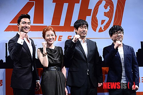 【서울=뉴시스】전신 기자 = 배우 다니엘 헤니(왼쪽부터), 문소리, 설경구가 이승준 감독과 함께 5일 오전 서울 강남구 CGV 압구정에서 열린 영화 '스파이' 제작보고회에서 포즈를 취하고 있다. 2013.08.05.&nbsp; photo1006@newsis.com