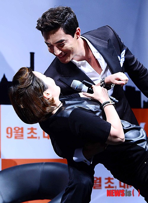 【서울=뉴시스】전신 기자 = 배우 다니엘 헤니가 사회자 박경림과 함께 5일 오전 서울 강남구 CGV 압구정에서 열린 영화 '스파이' 제작보고회에서 영화 중 한 장면을 연출하고 있다. 2013.08.05.&nbsp; photo1006@newsis.com