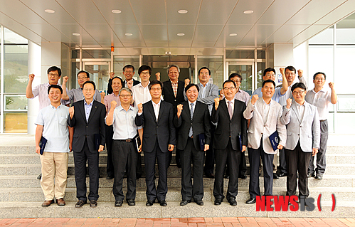 【구미=뉴시스】박홍식 기자 = 국립 금오공과대학교(총장 김영식)는 대학의 주요 정책 수립 추진을 위한 미래전략위원회 출범식을 가졌다고 5일 밝혔다. 15명의 신임 위원들이 대학 본관 앞에서 기념촬영을 하고 있다. 2013.08.05 (사진=금오공대 제공)&nbsp; photo@newsis.com 