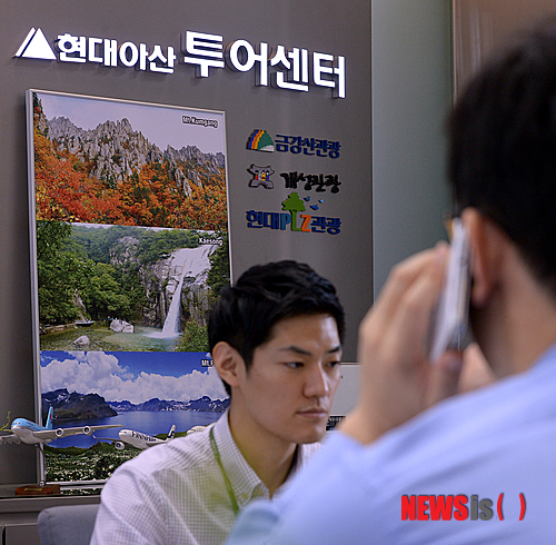 【서울=뉴시스】김인철 기자 = 지난 3일 故 정몽헌 전 현대그룹 회장의 10주기 추모식을 위해 방북했던 현정은 현대그룹 회장이 귀환 기자회견에서 밝은 표정으로 금강산 관광을 포기하지 않겠다는 뜻을 밝히며 금강산 관광 재개에 관심이 집중되고 있다.&nbsp;&nbsp; 사진은 5일 오후 서울 종로구 연지동 현대그룹 사옥 현대아산 투어센터에서 직원들이 분주하게 업무를 보고 있는 모습. 2013.08.05.&nbsp;&nbsp; yatoya@newsis.com