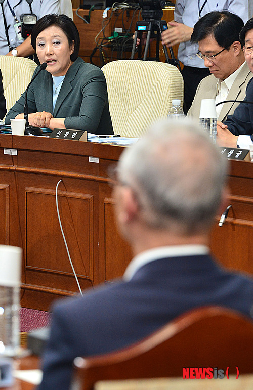 【서울=뉴시스】김기태 기자 = 박영선 민주당 위원이 5일 오후 서울 여의도 국회에서 열린 국가정보원 댓글 의혹 사건 등의 진상규명을 위한 국정조사특별위원회에서 기조발언을 하고 있다. 2013.08.05. presskt@newsis.com